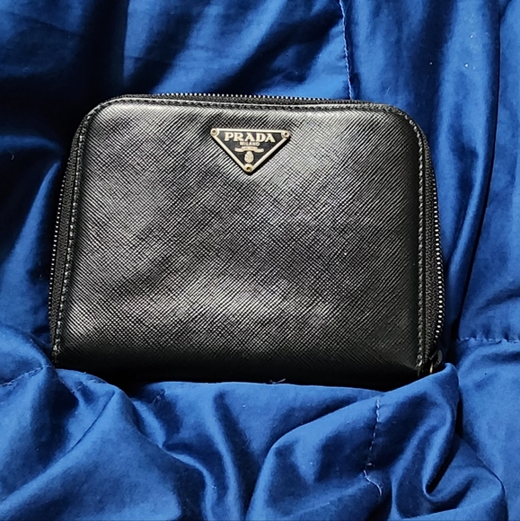 Prada Black Saffiano LEATHER Compact Zip Around Wallet.. - Picture 2 of 8
